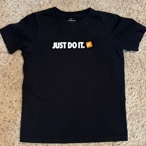 Nike Kids Tee in Black with 'Just Do It' Graphic